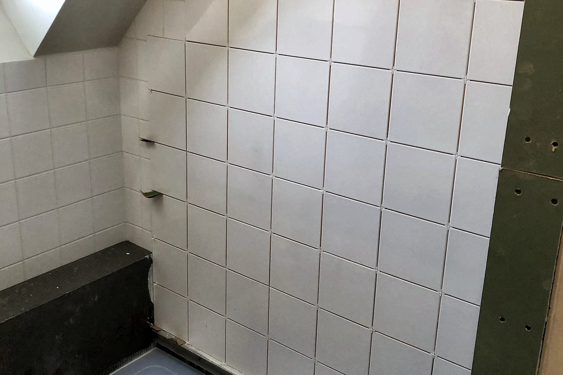 Douche sous combles en cours d’aménagement