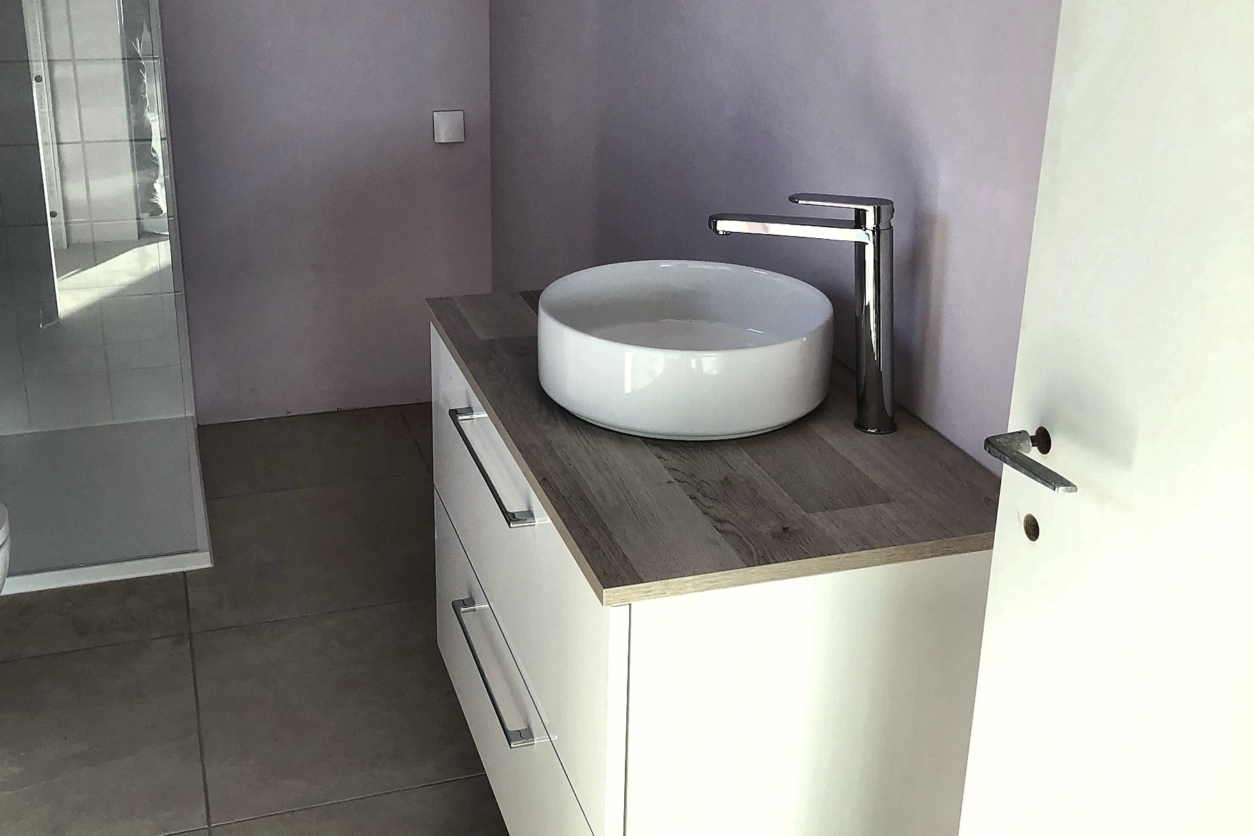 Meuble vasque installé dans une salle de bains rénovée