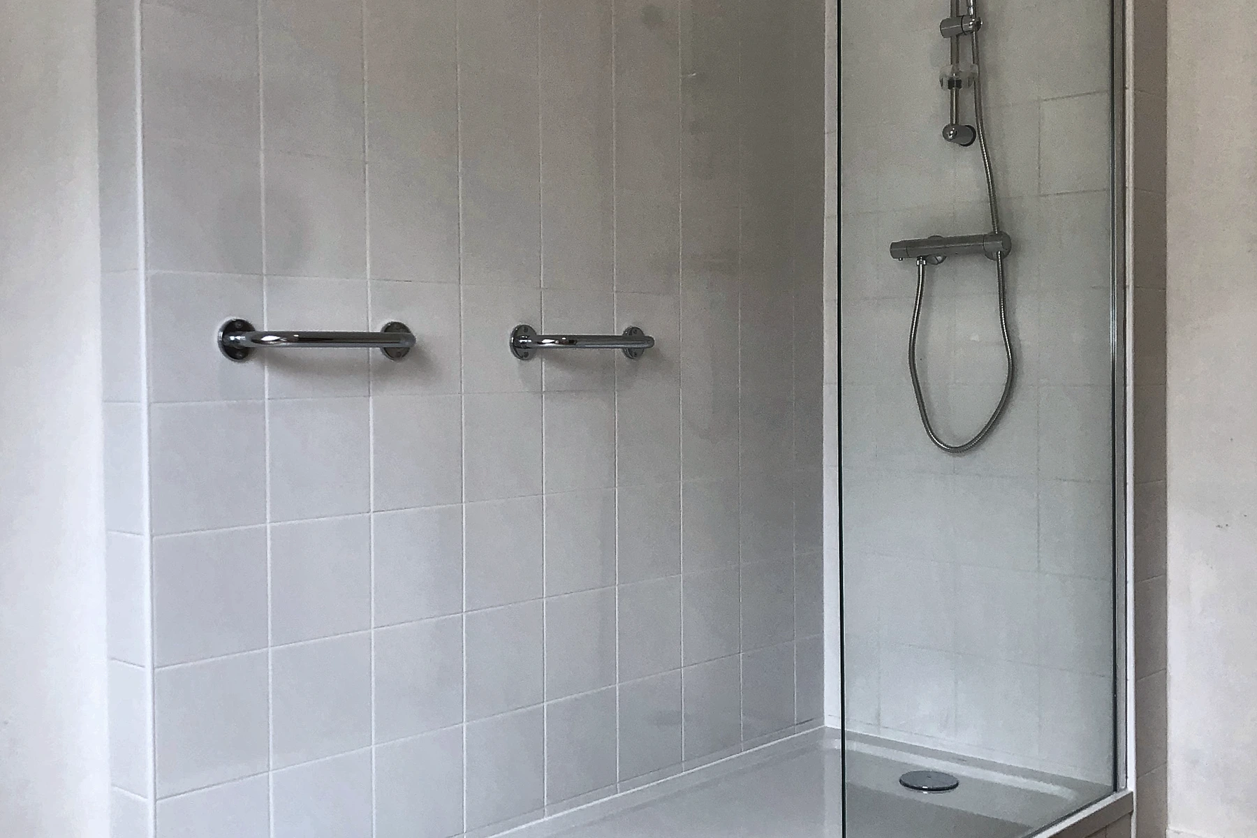 Receveur de douche et paroi vitrée