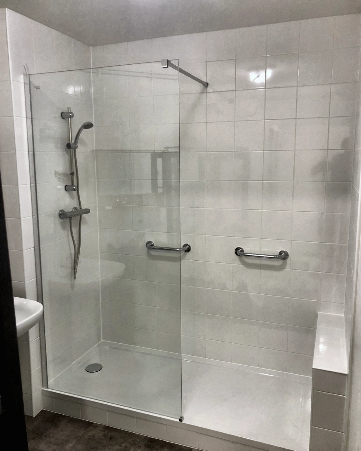 Douche avec paroi vitrée – Kerlan Plomberie