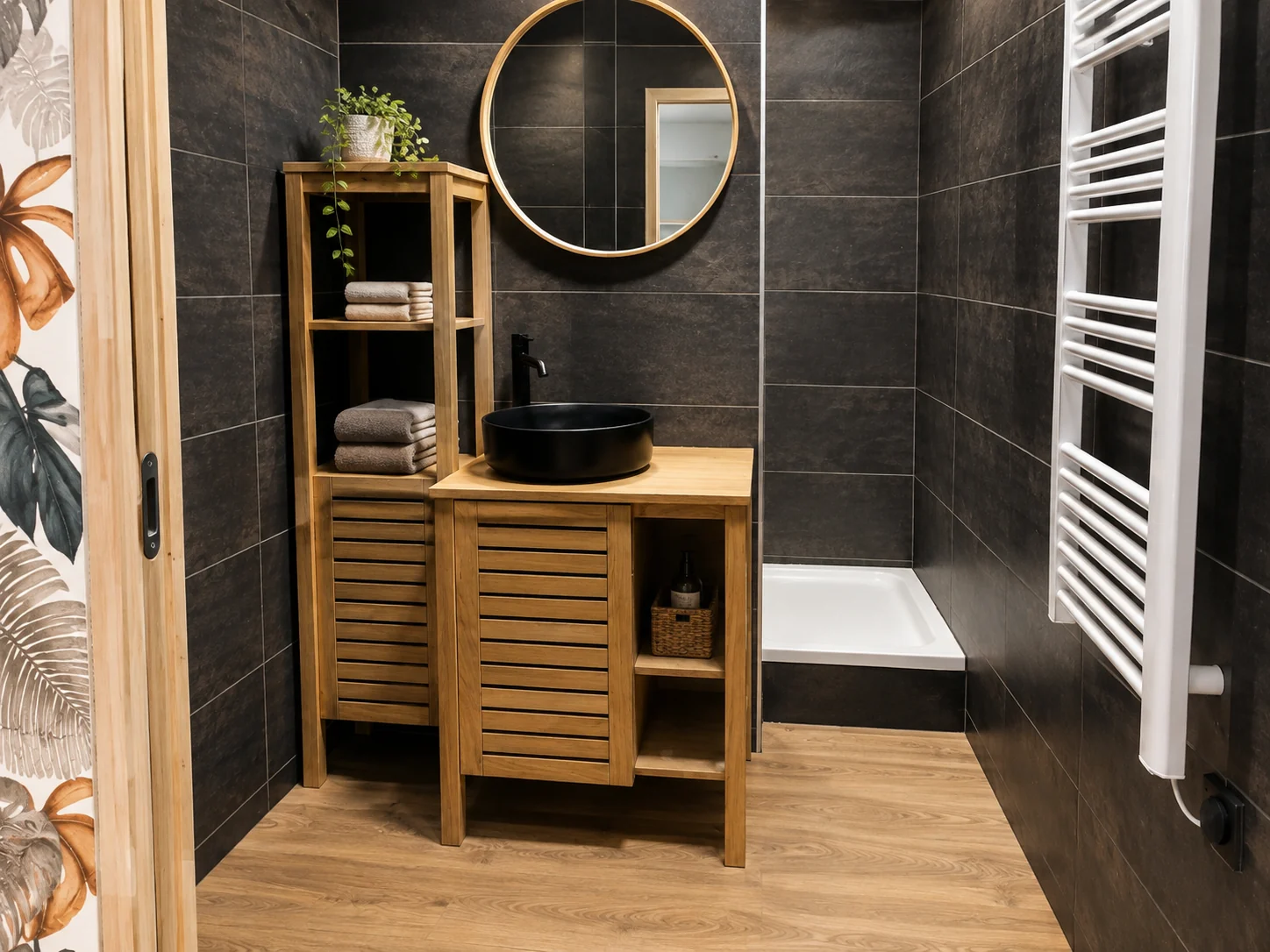 Salle de bains rénovée en bois et noir – Kerlan Plomberie